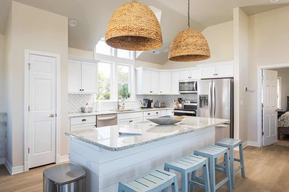 Modern Fully Stocked Kitchen