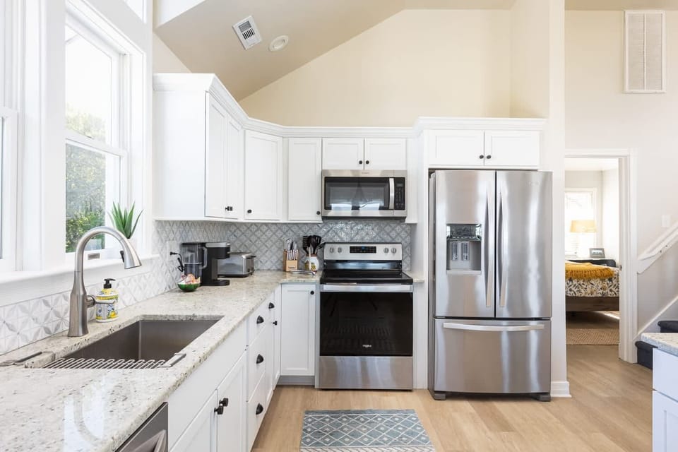 Modern Fully Stocked Kitchen