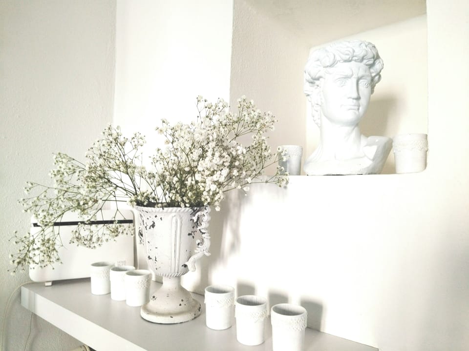 La testa del David con i vasetti portacandele  col pizzo bianchi Shabby Chic. 