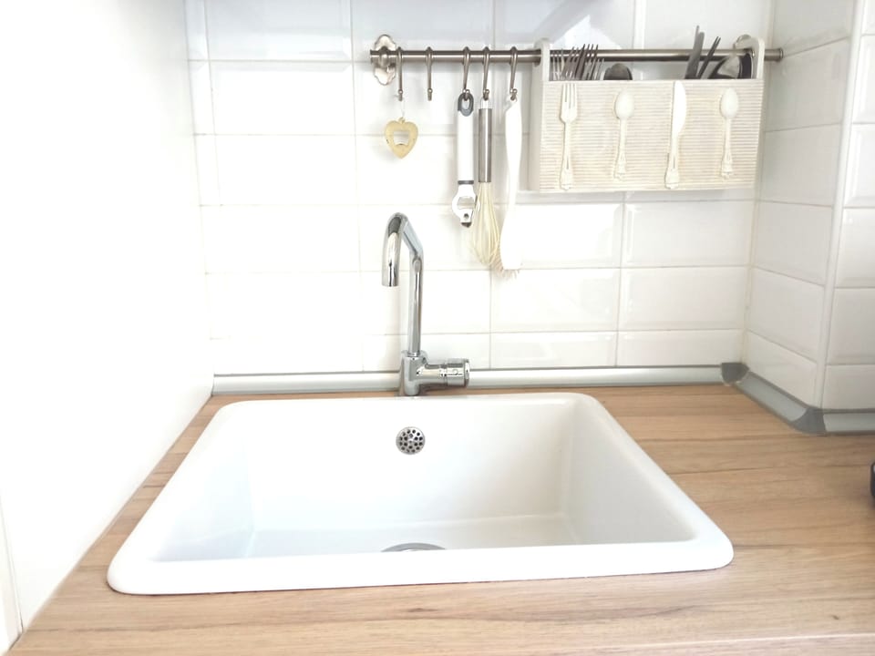 Lavabo in ceramica e attrezzature da cucina