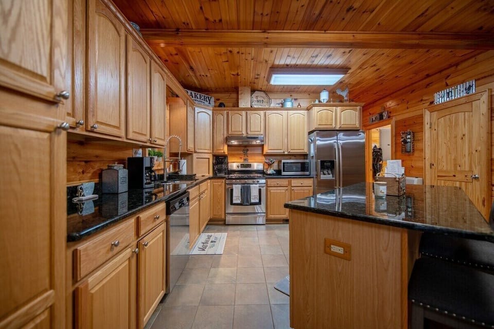 This well-designed kitchen is tailored for both the seasoned chef and those who simply enjoy the art of cooking