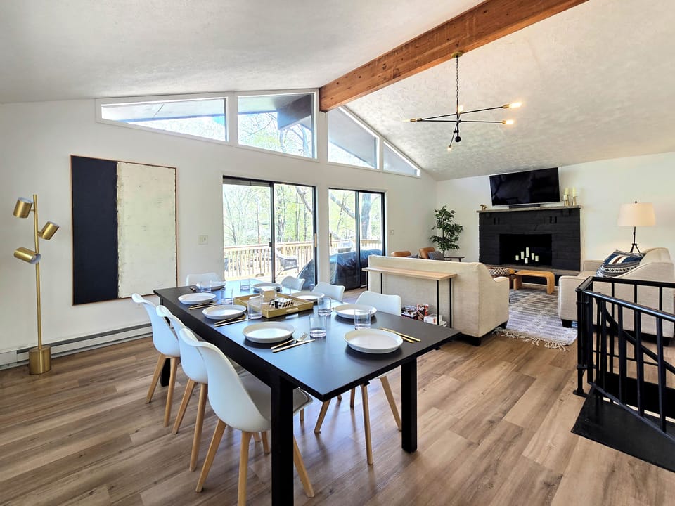 Dining table for 8 overlooking the forest views