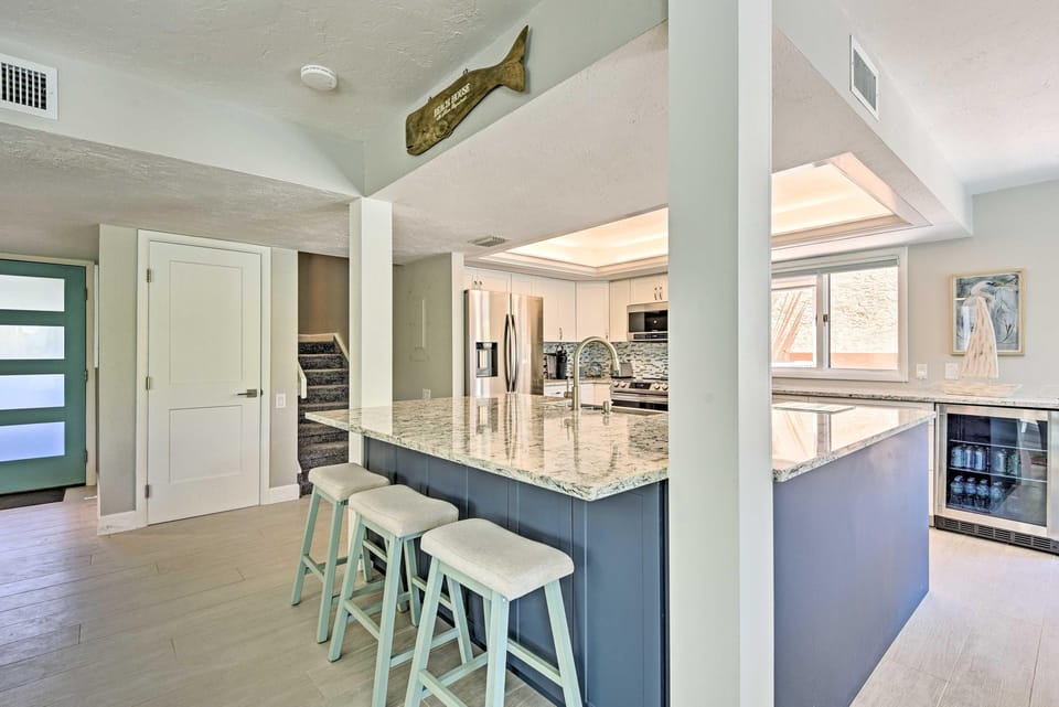 House, Multiple Beds (302) | Private kitchen | Full-size fridge, microwave, oven, toaster