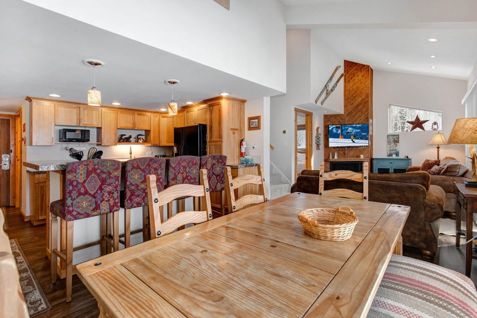 Prospector Lodge 632: Dining area