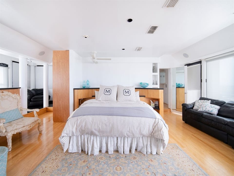 Villa Picasso upstairs master bedroom