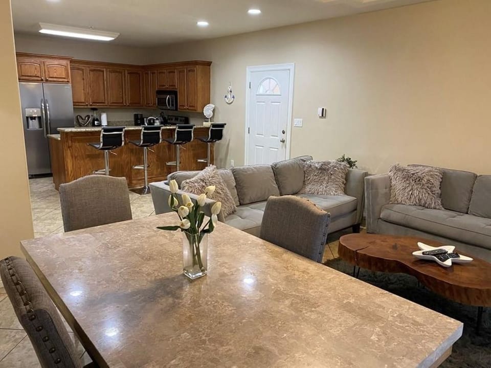 Couples Families Friends Stay here in Style and Comfort