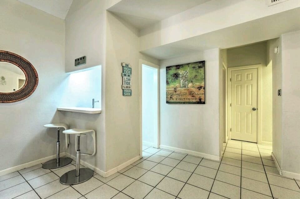 Breakfast or wet bar seating