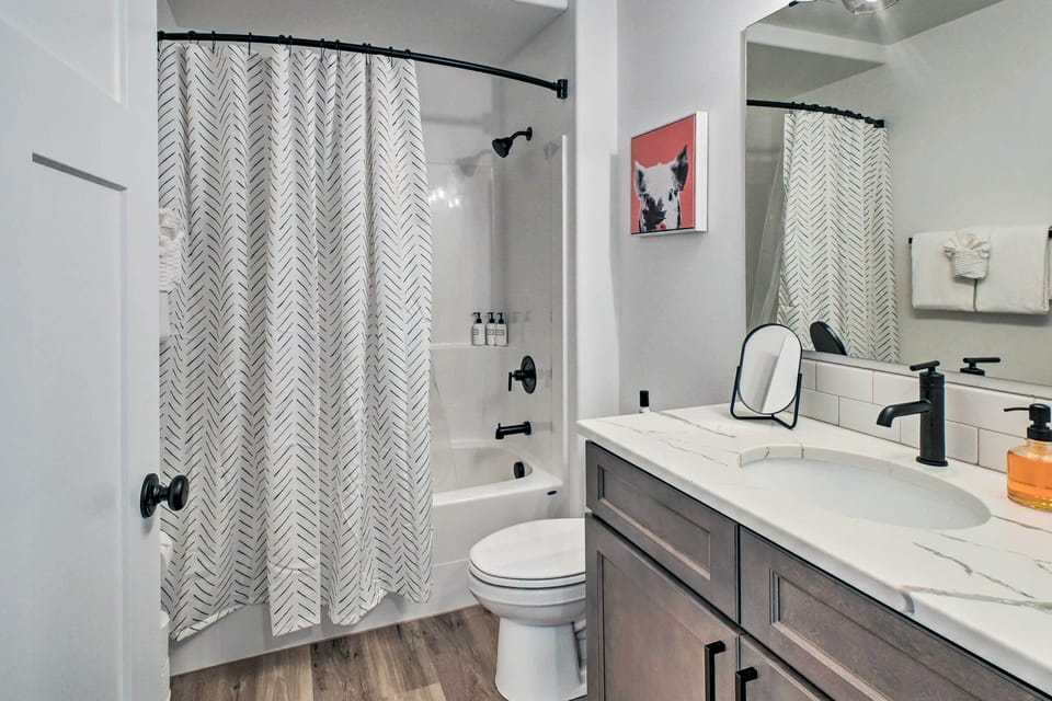 Full Bathroom | Towels Provided