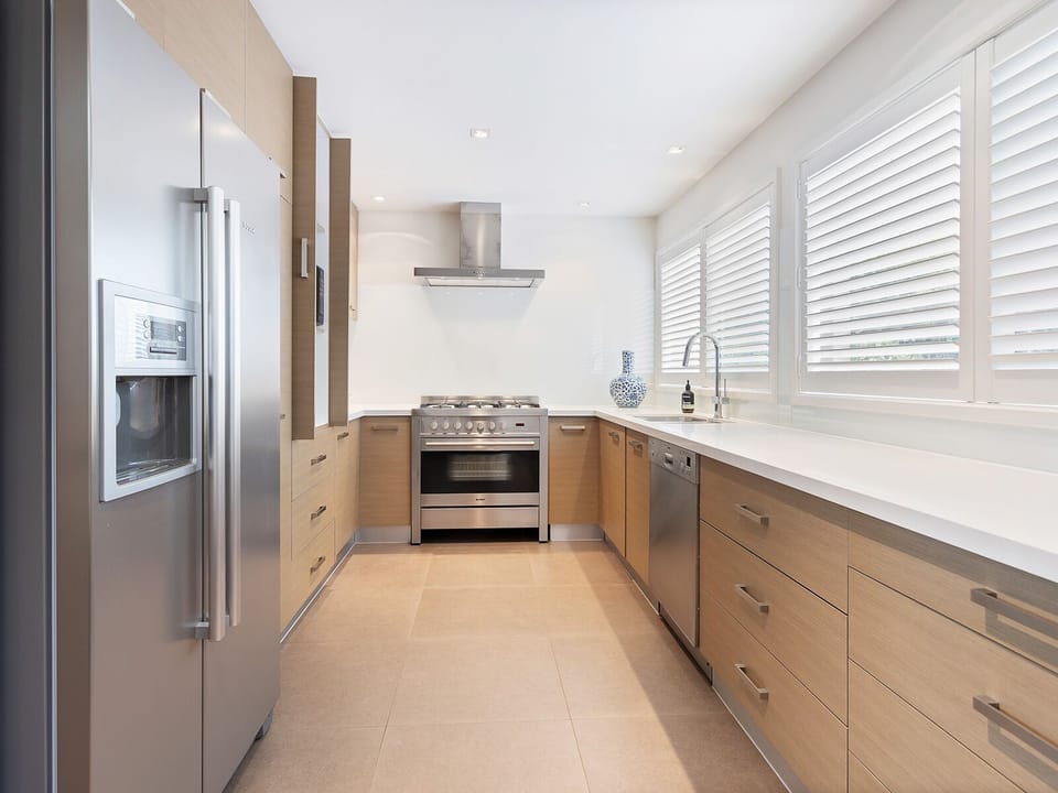 Stainless steel and wood, a perfect blend for a happy kitchen