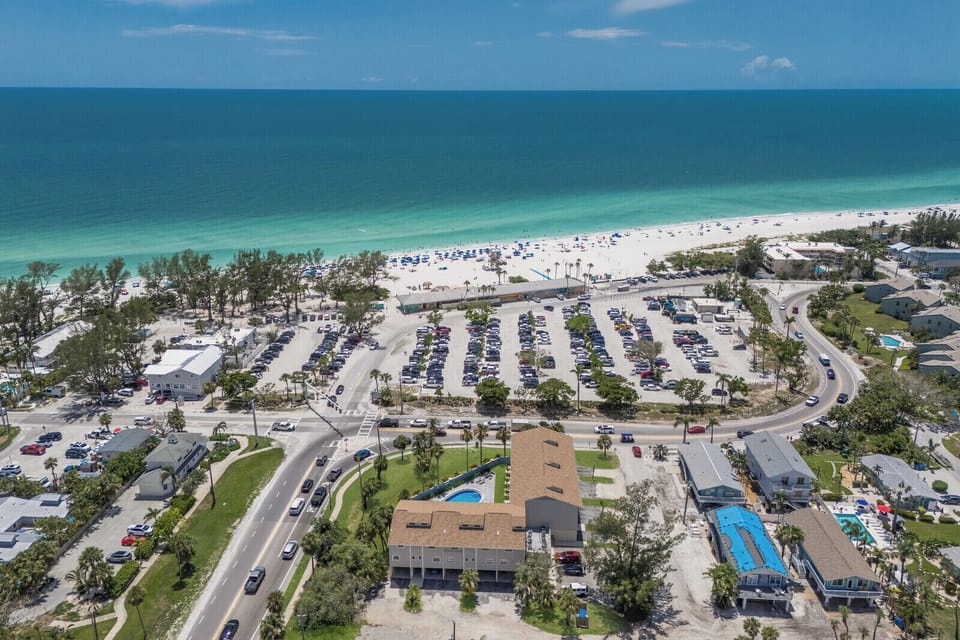 Walking distance to dining & shops!