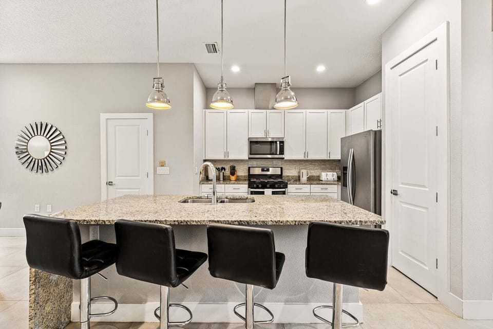 Fully equipped kitchen with all the appliances you need to prepare meals throughout the day.