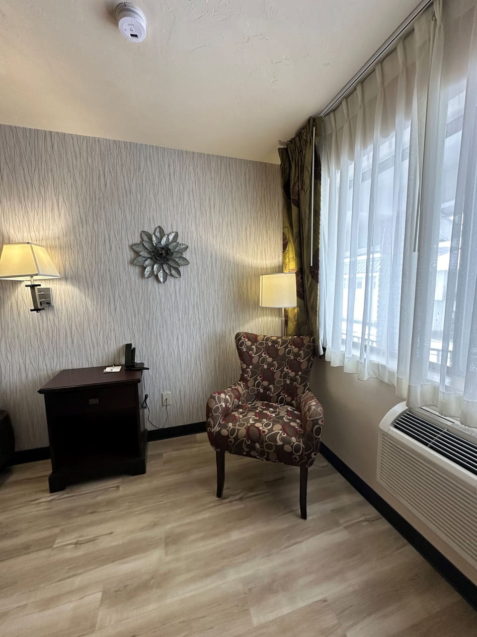 Room, 1 Queen Bed, Non Smoking | Living area | Flat-screen TV