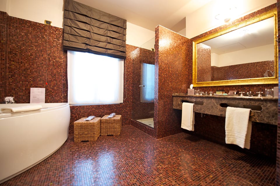 Presidential Suite | Bathroom | Eco-friendly toiletries, hair dryer, bathrobes, towels