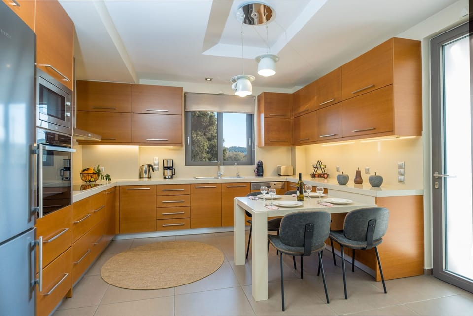 Deluxe Villa, 4 Bedrooms | Private kitchen | Full-size fridge, microwave, oven, stovetop