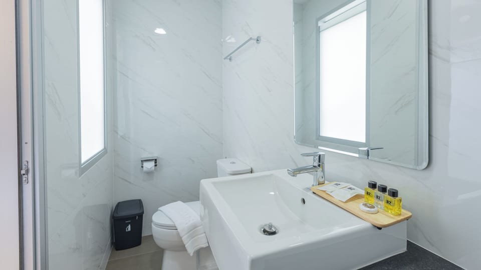 Superior Room | Bathroom | Shower, towels, soap, shampoo