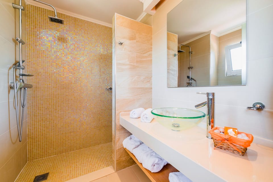 Double or Twin Room | In-room safe, laptop workspace, blackout drapes, soundproofing