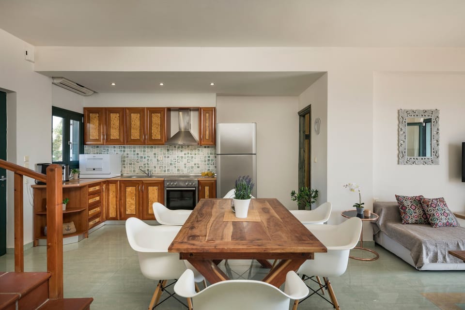 Dining area and Kitchen fully equipped!
