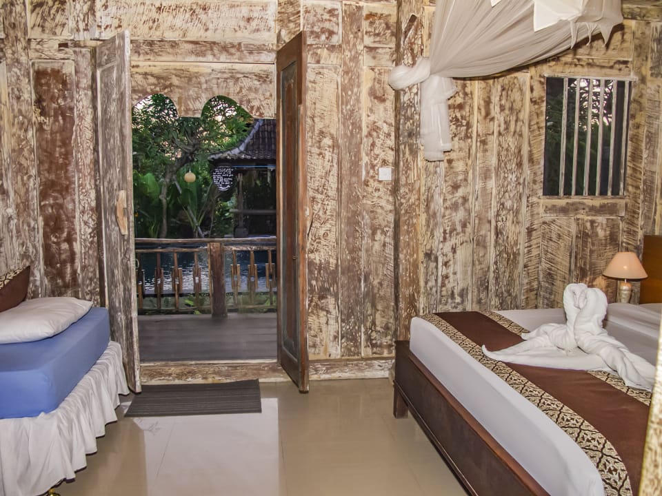 Superior Single Room | Desk, bed sheets