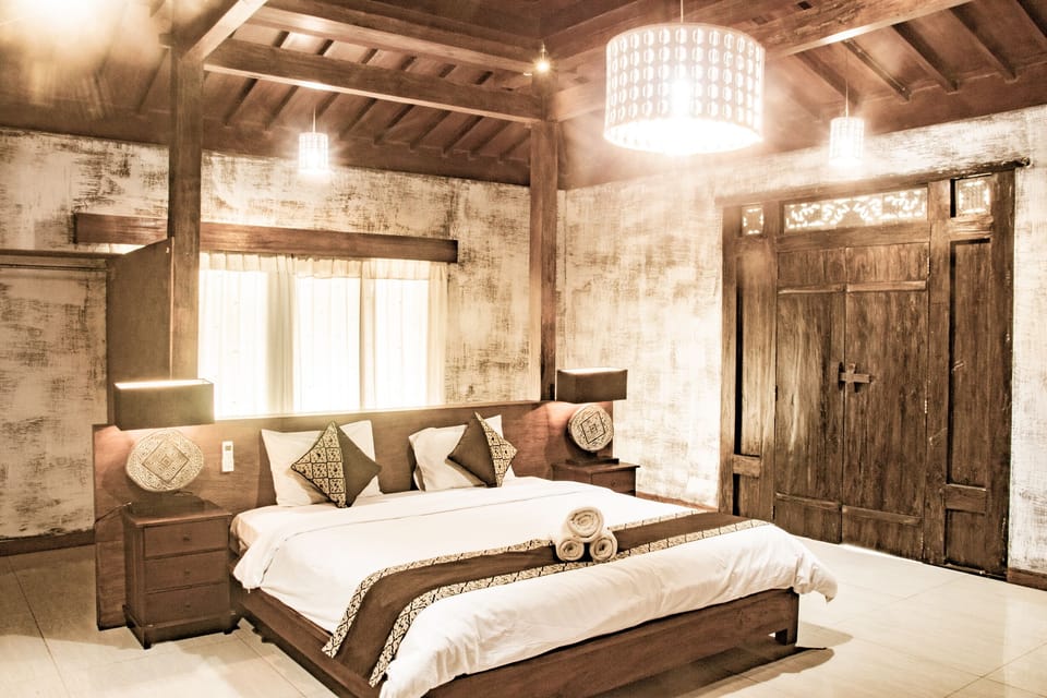 Classic Room | Desk, bed sheets