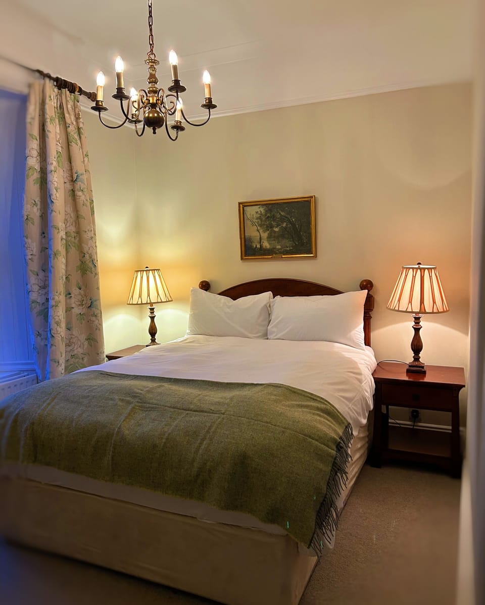Room 3 - King ensuite - shower over bath-ground floor