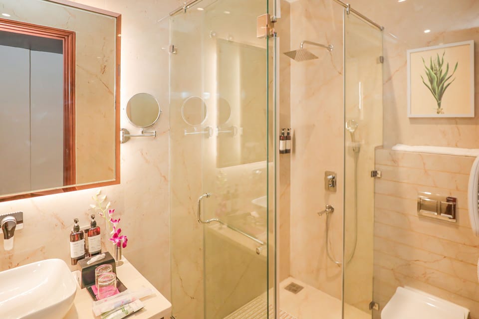 Deluxe Twin Room | Bathroom | Slippers