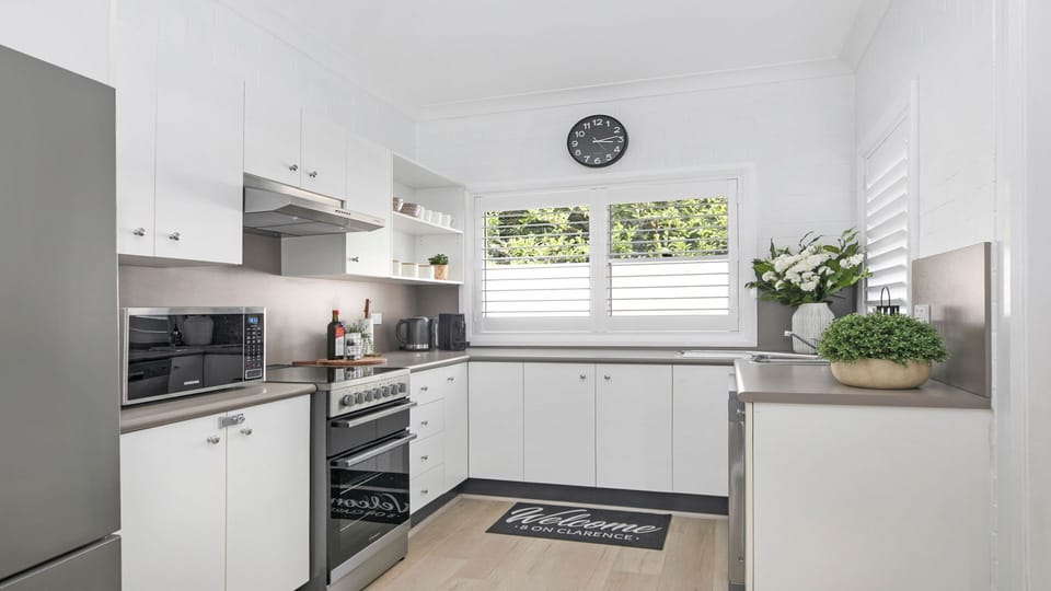8 on Clarence | Fully equipped kitchen | Dishwasher |  Microwave |Coffee machine