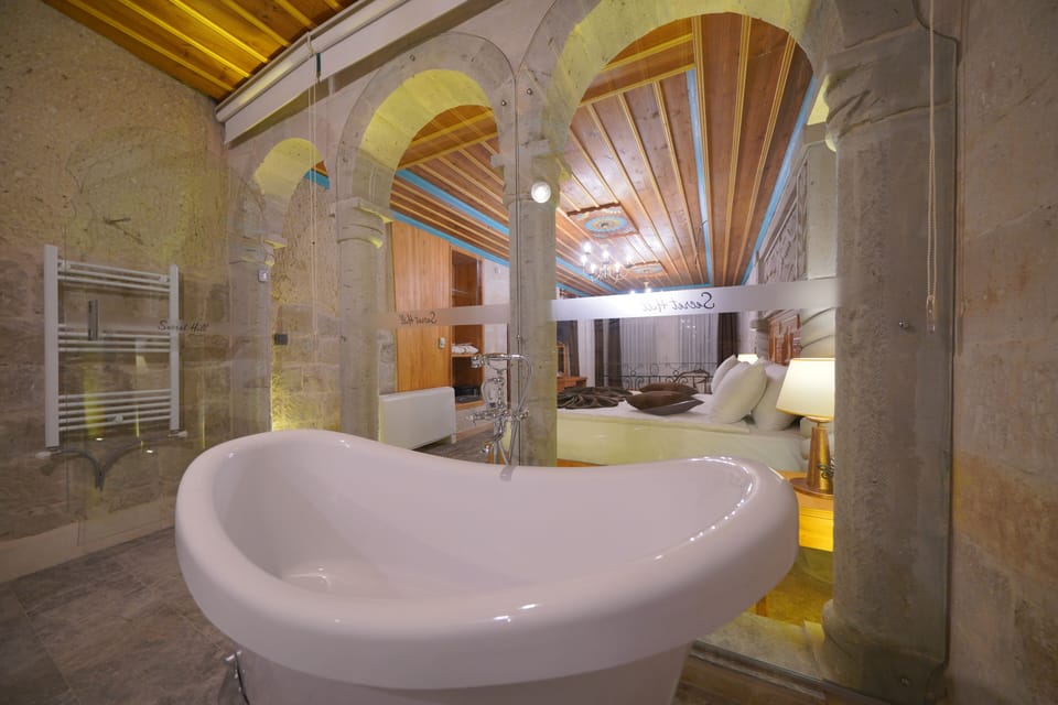 Deluxe King Suite With Balcony | Bathroom | Shower, hydromassage showerhead, hair dryer, bathrobes
