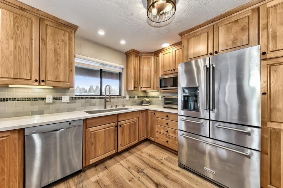 Deluxe kitchen appliances include - Vitamix Blender, Instapot, and Cuisinart Food Processor.