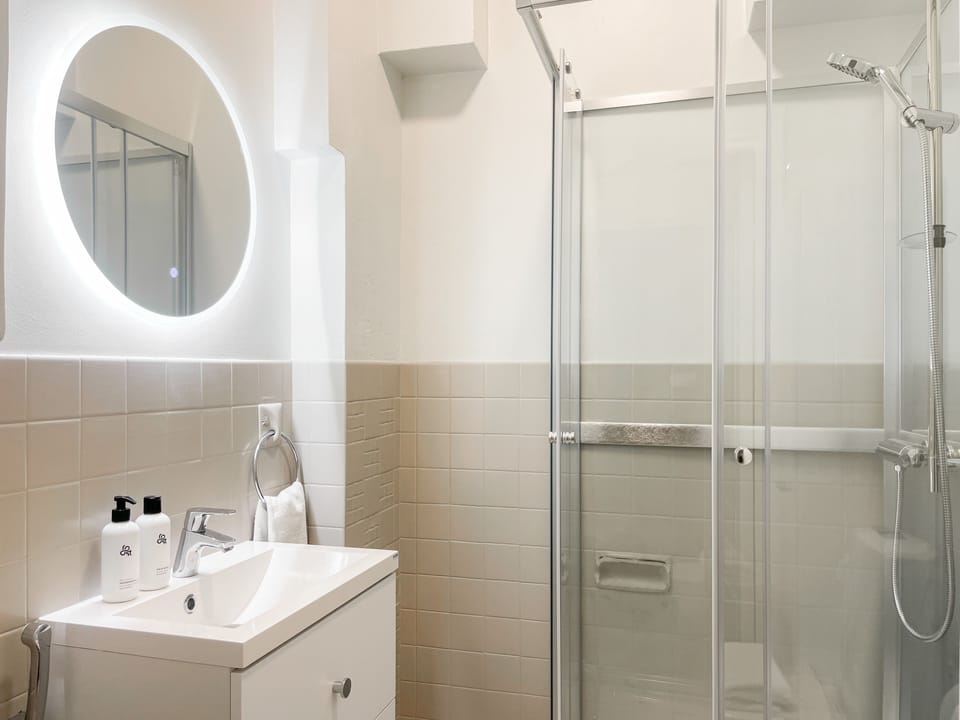 Comfort Apartment | Bathroom | Hair dryer, towels, toilet paper