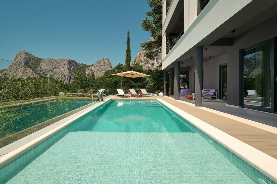 It offers a private and heated swimming pool with the no-Chlorine system