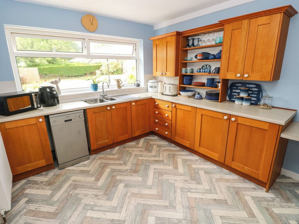 Cottage | Private kitchen | Fridge, dishwasher, electric kettle, toaster