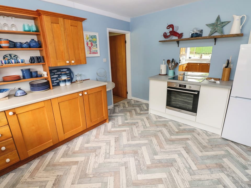 Cottage | Private kitchen | Fridge, dishwasher, electric kettle, toaster