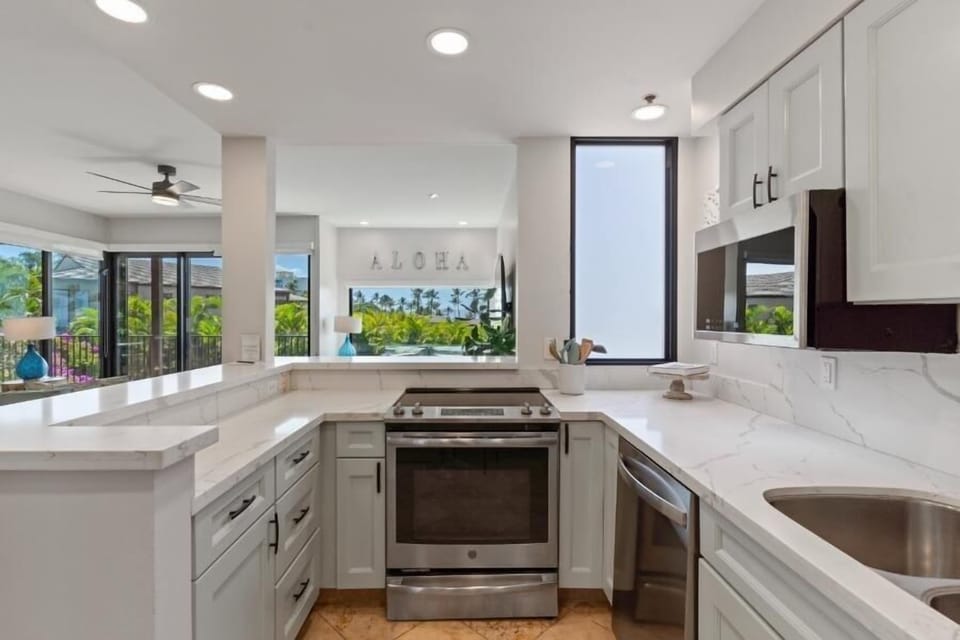 Condo, 2 Bedrooms | Private kitchen | Fridge, oven, coffee/tea maker