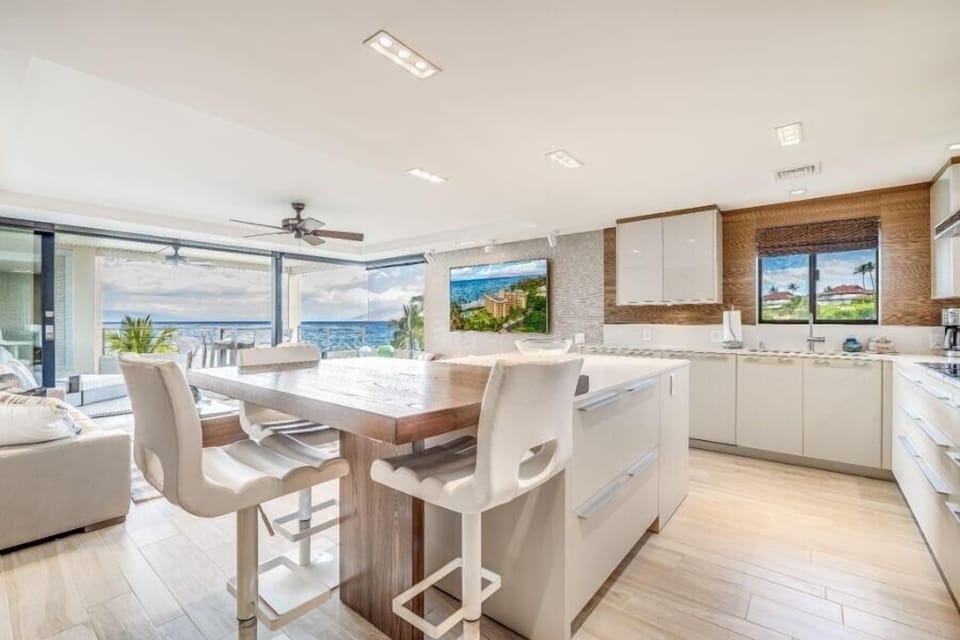 Condo, 2 Bedrooms | Private kitchen | Fridge, oven, coffee/tea maker