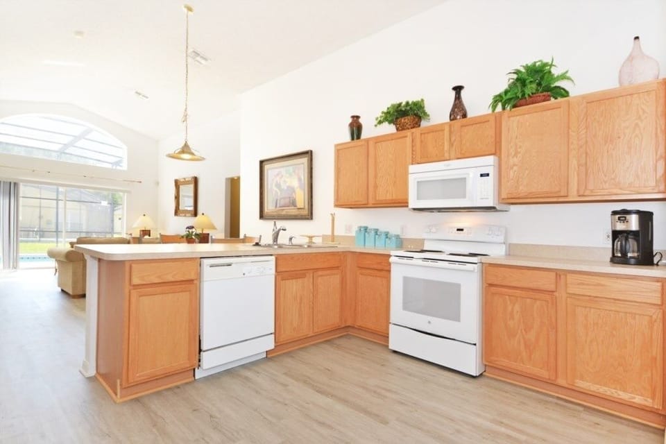 House, 4 Bedrooms | Private kitchen