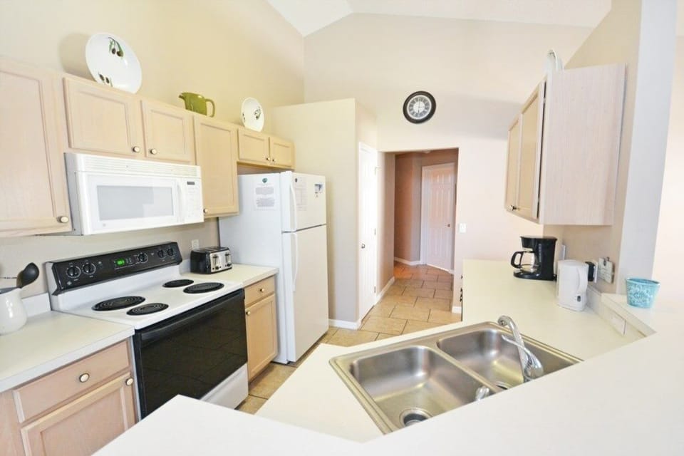 House, 4 Bedrooms | Private kitchen