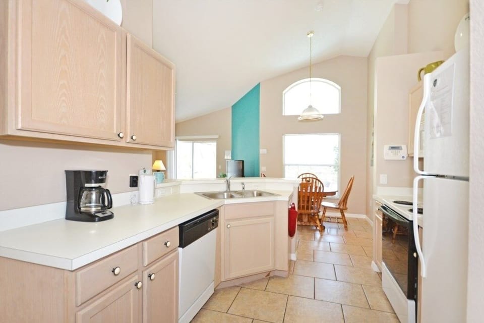 House, 4 Bedrooms | Private kitchen