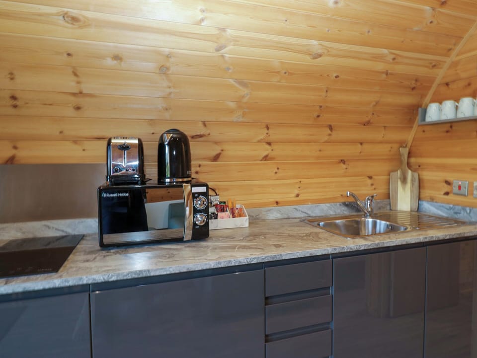 Cottage | Private kitchen | Fridge, electric kettle, toaster, cookware/dishes/utensils