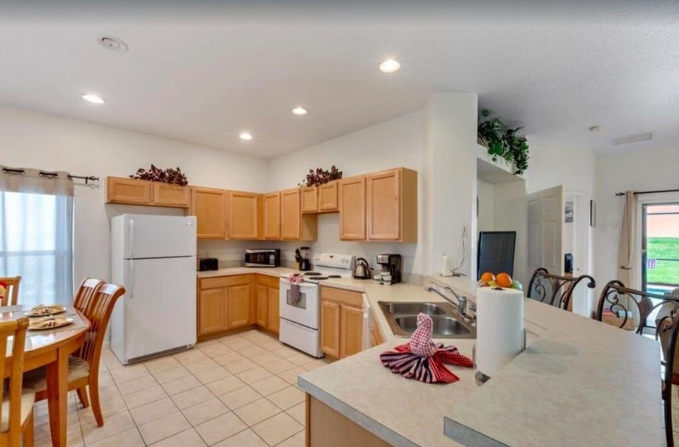 House, 4 Bedrooms | Private kitchen