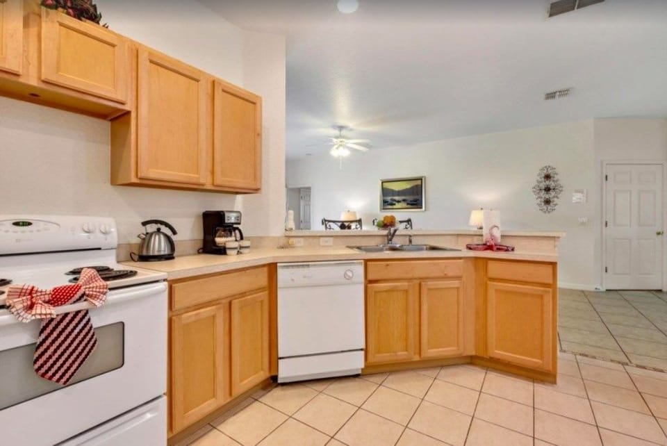 House, 4 Bedrooms | Private kitchen