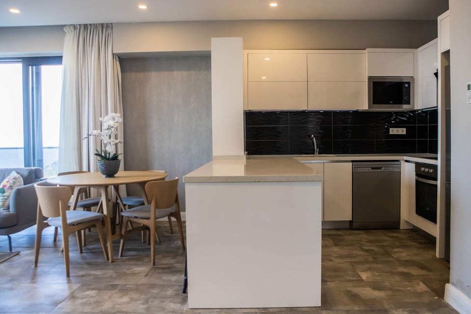 Kitchen & dining area