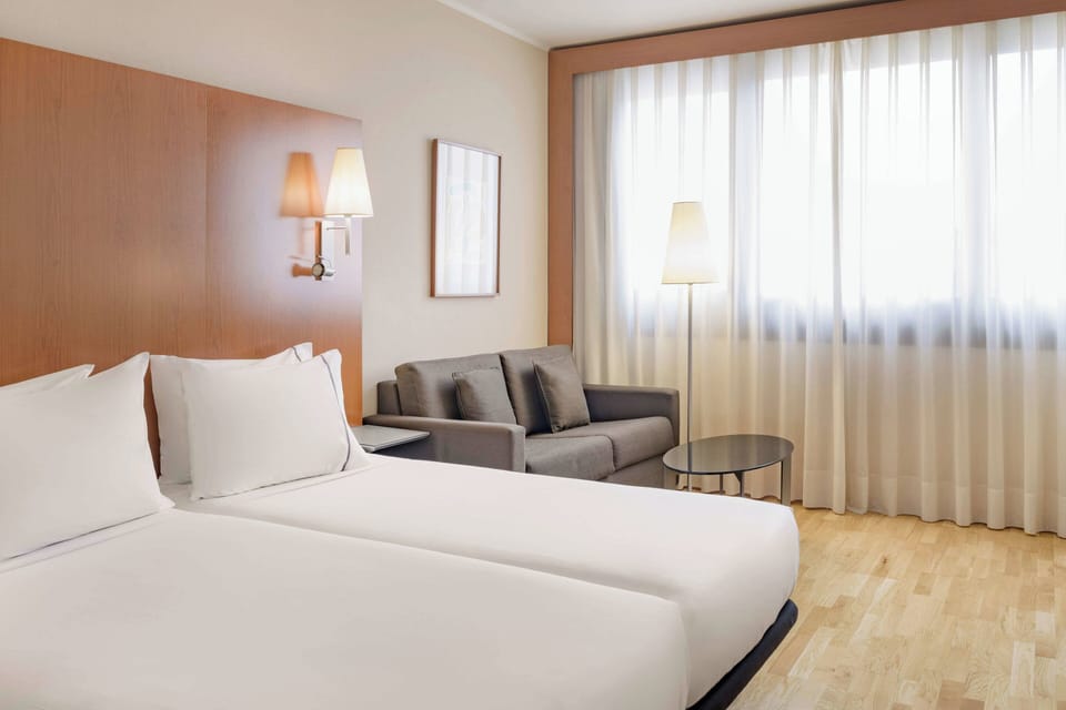 Standard Room, 2 Twin Beds | Minibar, in-room safe, individually furnished, desk