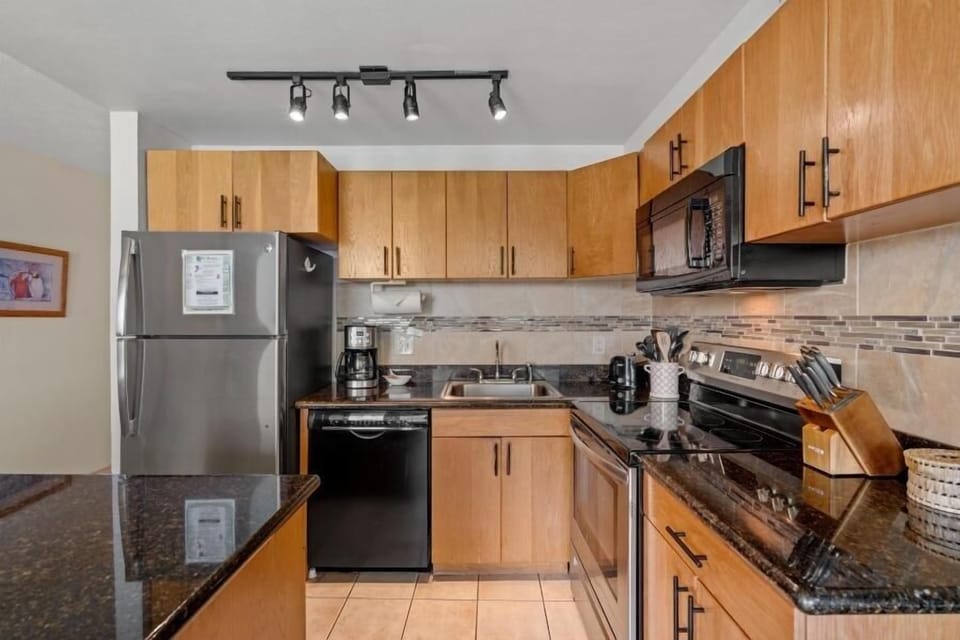 Condo, 1 Bedroom | Private kitchen | Fridge, oven, coffee/tea maker