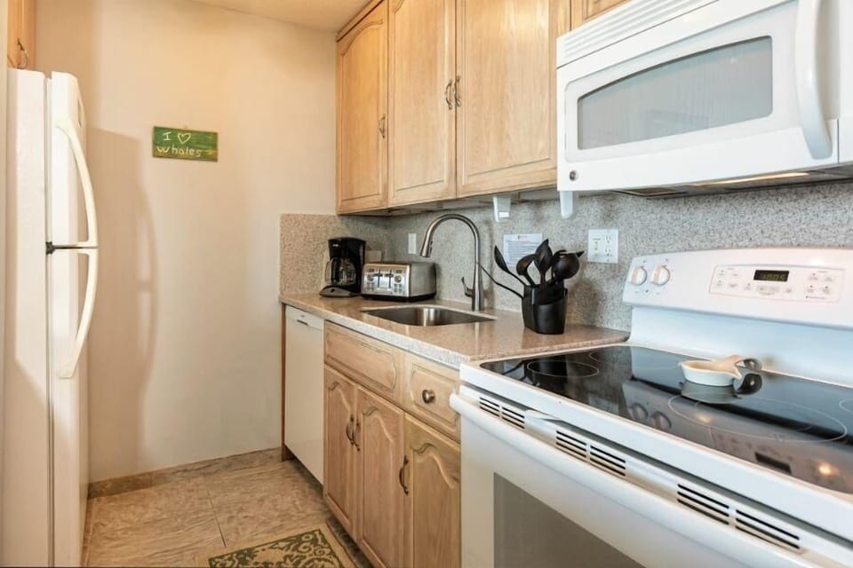 Condo, 1 Bedroom | Private kitchen | Fridge, oven, coffee/tea maker, toaster