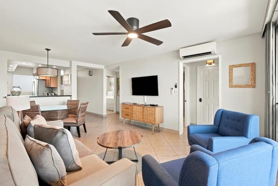 Condo, 2 Bedrooms | Living area