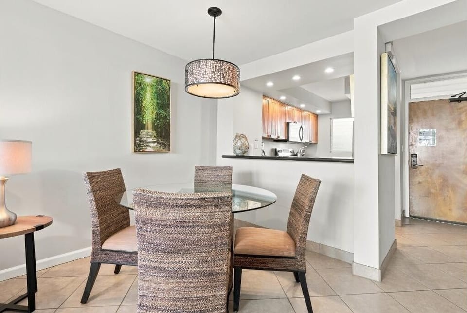 Condo, 2 Bedrooms | Dining