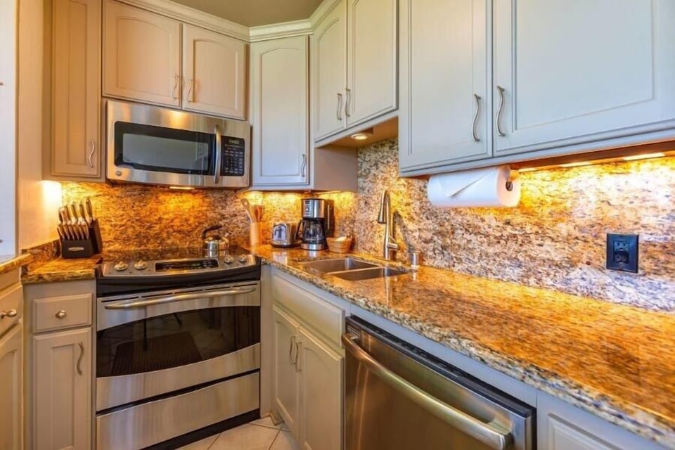 Condo, 1 Bedroom | Private kitchen