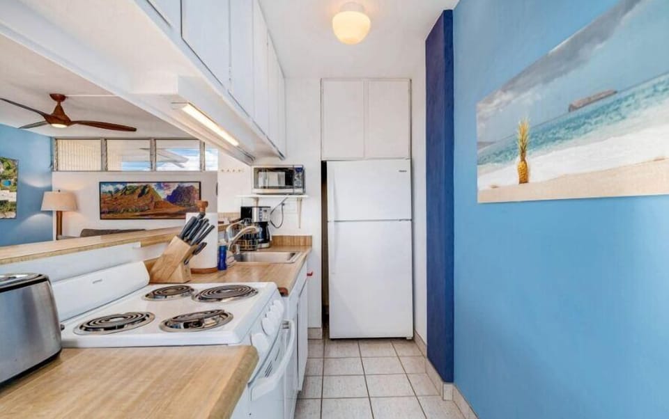 Condo, 2 Bedrooms | Private kitchen | Fridge, oven, coffee/tea maker, toaster