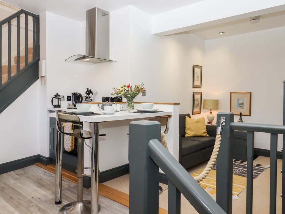 Cottage | Private kitchen | Fridge, electric kettle, toaster, cookware/dishes/utensils