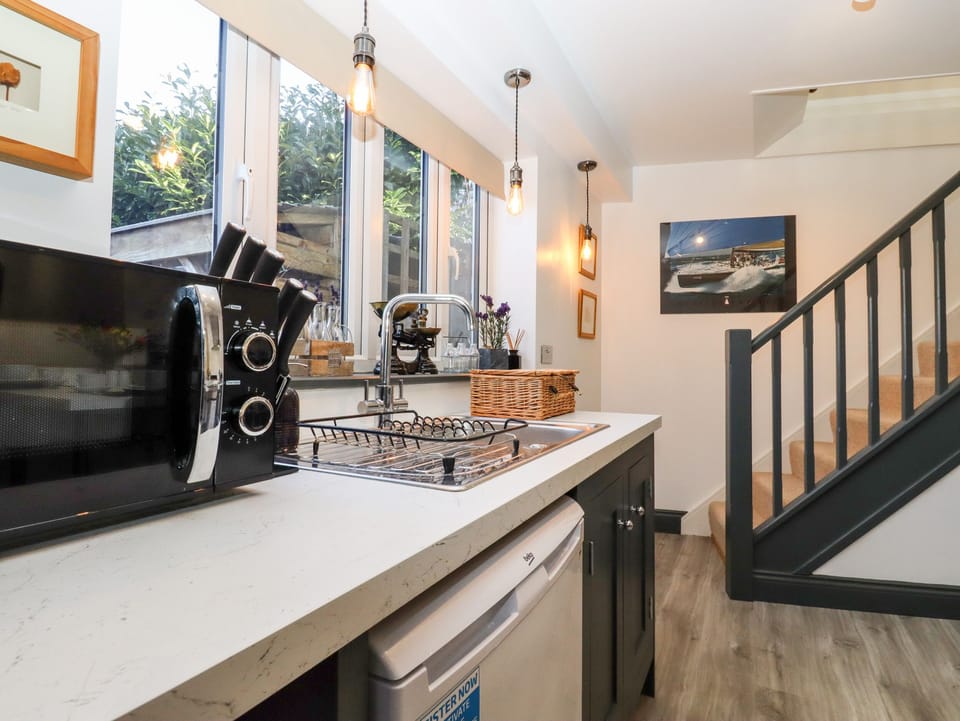 Cottage | Private kitchen | Fridge, electric kettle, toaster, cookware/dishes/utensils